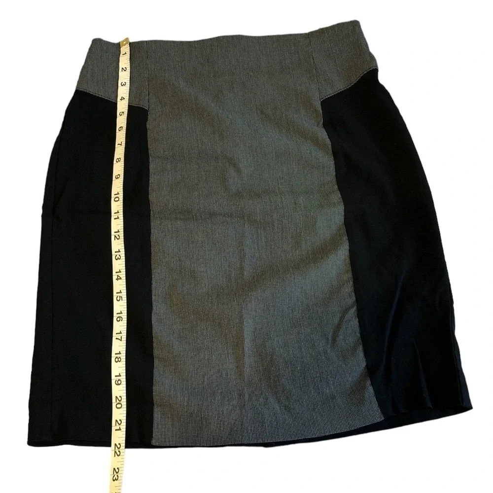 VAN HEUSEN Skirt Women's Size 4 Black Stretch Extensible Solid Grid Print